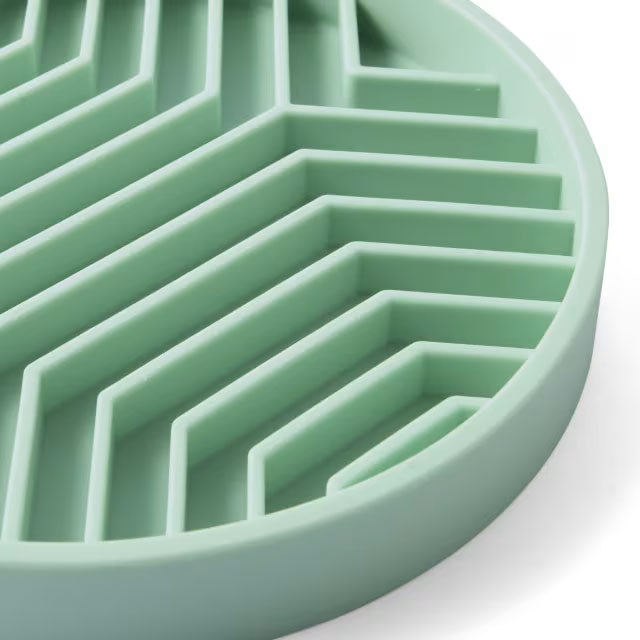 Slow down your dog's eating with this compact, BPA-free silicone feeder bowl. Flexible, lightweight, and travel-ready.