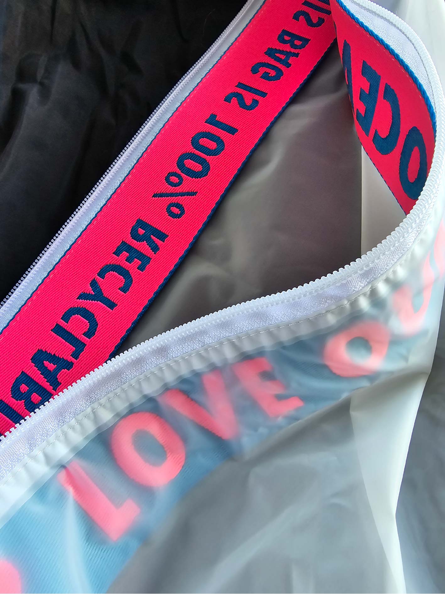 Durable laundry wash bag designed to protect clothes and delicates while reducing microplastic pollution during washing machine cycles