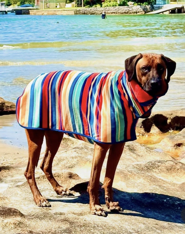 Quickly dry your dog with our super absorbent bath towel robe. Soft microfibre interior and cozy cotton exterior keep your pet warm and dry after baths.