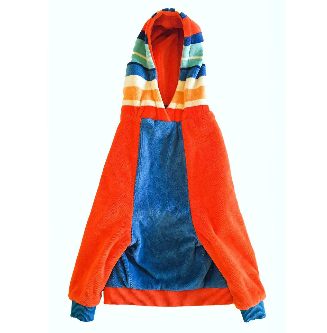 Dog Hoodie – A must-have for cooler days! This cosy dog jumper provides warmth and a comfortable fit for your furry friend.